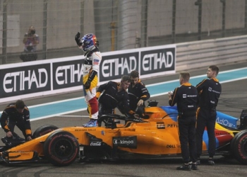 Fernando Alonso se despide del público en el Gran Premio de Abu Dhabi (REUTERS)