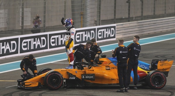 Fernando Alonso se despide del público en el Gran Premio de Abu Dhabi (REUTERS)