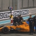 Fernando Alonso se despide del público en el Gran Premio de Abu Dhabi (REUTERS)