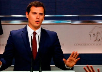 Albert Rivera, líder de Ciudadanos, afirma que continuará presionando al Gobierno para que fije una posición. REUTERS