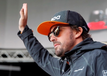 Fernando Alonso, saluda en un evento previo al Gran Premio de Rusia en el circuito de Sochi en Rusia, el 27 de septiembre de 2018. REUTERS/Maxim Shemetov