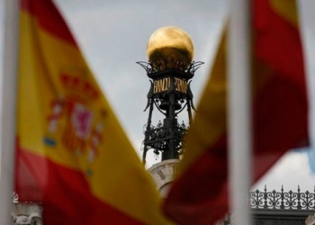 En la imagen de archivo, se ve la cúpula del Banco de España entre banderas españolas en el centro de madrid, el 19 de junio de 2013. REUTERS/Sergio Pérez