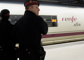 Mossos en un andén del AVE en la estación de Sants en Barcelona, 20 de febrero de 2008. REUTERS/Gustau Nacarino