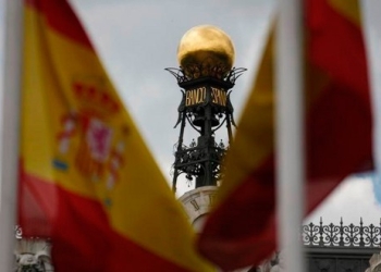 En la imagen de archivo, se ve la cúpula del Banco de España entre banderas españolas en el centro de madrid, el 19 de junio de 2013. REUTERS/Sergio Pérez