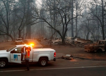 En la imagen, empleados de Pacific Gas & Electric (PG&E) trabajan tras el incendio en Paradise, California, EEUU, el 14 de noviembre de 2018. REUTERS/Terray Sylvester