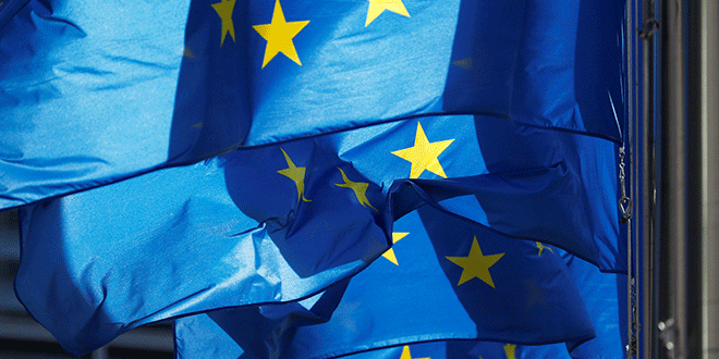 En la imagen de archivo, banderas de la UE fuera de la sede de la Comisión Europea en Bruselas. REUTERS/Francois Lenoir