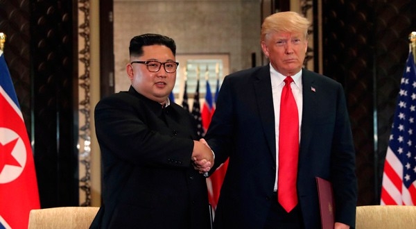 En la imagen de archivo, el presidente estadounidense Donald Trump da la mano al líder norcoreano Kim Jong Un tras una cumbre en la isla de Sentosa, Singapur. REUTERS/Jonathan Ernst