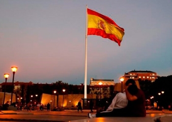 La bandera española ondea en el centro de Madrid, el 27 de octubre de 2017. REUTERS/Paul Hanna