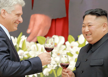 El líder norcoreano Kim Jong Un reacciona con el presidente cubano, Miguel Díaz-Canel, durante su visita a Pyongyang, en esta foto del 4 de noviembre de 2018 publicada el 5 de noviembre de 2018 por la Agencia Central de Noticias de Corea del Norte (KCNA)