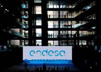 El logo de la energética Endesa en un cartel dentro de la sede de la empresa en Madrid (España) el 26 de abril de 2016. REUTERS/Andrea Comas
