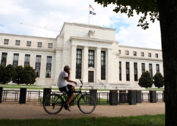 Un ciclista pasa frente a la Reserva Federal en Washington, EEUU, el 22 de agosto de 2018. REUTERS/Chris Wattie