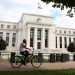 Un ciclista pasa frente a la Reserva Federal en Washington, EEUU, el 22 de agosto de 2018. REUTERS/Chris Wattie