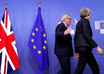 En la imagen, la primera ministra británica, Theresa May, y el presidente de la Comisión Europea, Jean-Claude Juncker, abandonan una sala tras hablar sobre el Brexit, en la sede de la Comisión en Bruselas, el 21 de noviembre de 2018.  REUTERS/Yves Herman