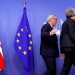 En la imagen, la primera ministra británica, Theresa May, y el presidente de la Comisión Europea, Jean-Claude Juncker, abandonan una sala tras hablar sobre el Brexit, en la sede de la Comisión en Bruselas, el 21 de noviembre de 2018.  REUTERS/Yves Herman