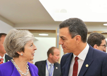 Theresa May Pedro Sánchez durante el Consejo Europeo celebrado en Bruselas el 18 de octubre de 2018.