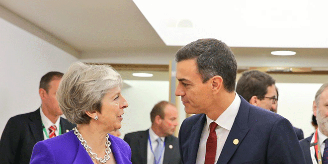 Theresa May Pedro Sánchez durante el Consejo Europeo celebrado en Bruselas el 18 de octubre de 2018.