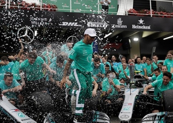 Británico Lewis Hamilton ganó el GP de Brasil y Mercedes es campeón, en una carrera donde Max Verstappen agredió físicamente a Esteban Ocon/Reuters