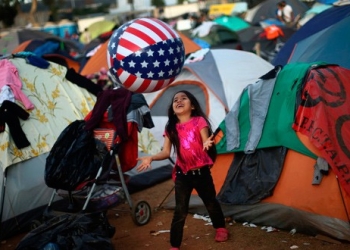 Julisa, de 6 años, parte de una caravana de miles de personas que viajan desde América Central hacia Estados Unidos, juega con una pelota dentro de un refugio temporal en Tijuana, México, 27 de noviembre de 2018. REUTERS/Edgard Garrido