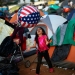 Julisa, de 6 años, parte de una caravana de miles de personas que viajan desde América Central hacia Estados Unidos, juega con una pelota dentro de un refugio temporal en Tijuana, México, 27 de noviembre de 2018. REUTERS/Edgard Garrido