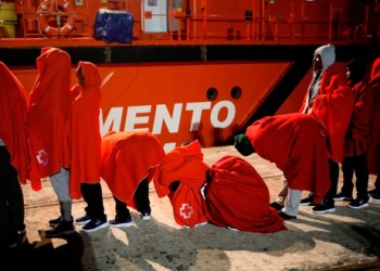 Mujeres migrantes esperan para subirse al buque de rescate "Mastelero" en el puerto de Málaga, 12 de octubre de 2018. REUTERS/Jon Nazca