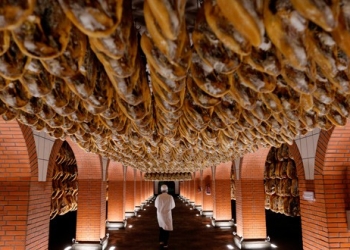 Un empleado en una bodega de jamón, producto que será exportado a China. REUTERS/Marcelo del Pozo