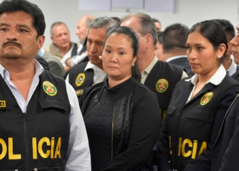 La líder opositora peruana Keiko Fujimori es escoltada por funcionarios de la policía después de que un juez ordenó su prisión preventiva. Cortesía de Palacio de Justicia/Distribuida a través de REUTERS
