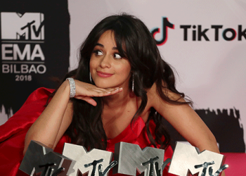 Camila Cabello posa con sus premios durante los premios MTV Europe Music Awards 2018 en Bilbao, España, 4 de noviembre de 2018. REUTERS / Sergio Perez