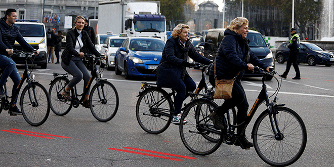 Ciclistas pasan por la Plaza Cibeles el primer día de una ordenanza de la ciudad para prohibir ciertos vehículos sin la etiqueta adecuada de acuerdo con sus emisiones en Madrid, España, 30 de noviembre de 2018. REUTERS / Paul Hanna