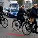 Ciclistas pasan por la Plaza Cibeles el primer día de una ordenanza de la ciudad para prohibir ciertos vehículos sin la etiqueta adecuada de acuerdo con sus emisiones en Madrid, España, 30 de noviembre de 2018. REUTERS / Paul Hanna