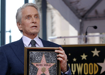 El actor Michael Douglas posa durante la presentación de su estrella en el Paseo de la Fama en Hollywood en Los Angeles, California, Estados Unidos, 6 de noviembre del 2018. REUTERS/Mario Anzuoni