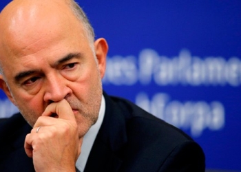 El comisario europeo de Asuntos Económicos, Pierre Moscovici, habla con periodistas en la sede de la Comisión Europea en Estrasburgo, el 23 de octubre de 2018. REUTERS/Vincent Kessler