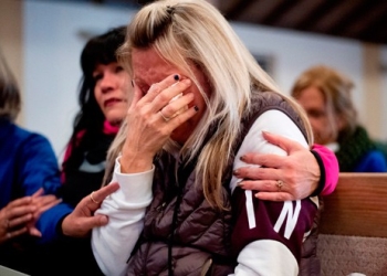 En la imagen, Laura Martin despide a su padre en la iglesia cristiana de Chico en Chico, California, 18 de noviembre de 2018. Noah Berger/Pool via REUTERS