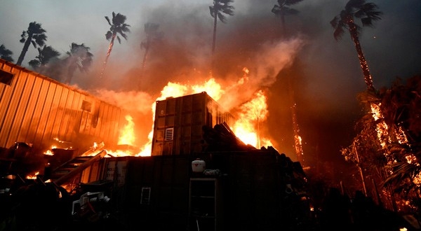 Un hogar envuelto en llamas durante el incendio de Woolsey en Malibú, California, EEUU. 9 de noviembre de 2018. REUTERS/Gene Blevins