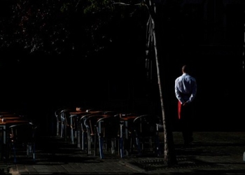 Un camarero espera la llegada de clientes en una terraza en Madrid el 4 de abril de 2017. REUTERS/Susana Vera