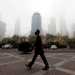 Un hombre camina con una mascarilla por el distrito empresarial del centro de Beijing, China, el 14 de noviembre de 2018. REUTERS/Jason Lee