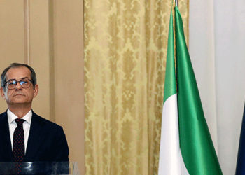 El ministro italiano de Economía Giovanni Tria antes de una rueda de prensa en el Ministerio de Hacienda en Roma, Italia, 9 de noviembre de 2018. REUTERS/Alessandro Bianchi