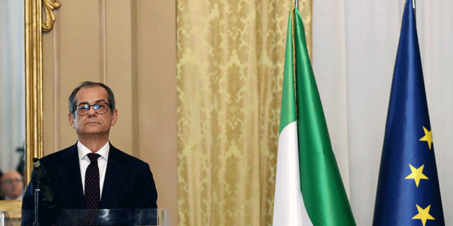El ministro italiano de Economía Giovanni Tria antes de una rueda de prensa en el Ministerio de Hacienda en Roma, Italia, 9 de noviembre de 2018. REUTERS/Alessandro Bianchi
