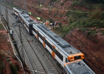 En la imagen, equipos de rescate estudian el lugar en el que un tren descarriló entre Terrassa y Manresa, a las afueras de Barcelona, España, 20 de noviembre de 2018. REUTERS/Albert Gea