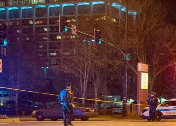 Policía acordona la escena del crimen en el 'Mercy Hospital' de Chicago. USA TODAY