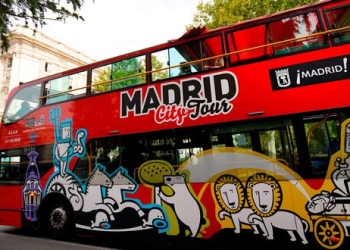 Un autobús turístico madrileño a las afueras del Palacio Real el 3 de septiembre de 2018. REUTERS/Juan Medina