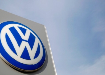 Imagen de archivo del logo de Volkswagen en un concesionario de la empresa en Glenview, EEUU. REUTERS/Jim Young