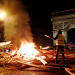 Manifestantes prenden fuego durante las protestas del "chaleco amarillo" contra los mayores precios del combustible en los Campos Elíseos en París, Francia, el 24 de noviembre de 2018. REUTERS / Benoit Tessier