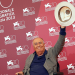 Bernardo Bertolucci, director italiano y presidente del jurado en el 70º Festival de Cine de Venecia, durante una sesión de fotos en el festival en Venecia el 28 de agosto de 2013. REUTERS / Alessandro Bianchi / Foto de archivo