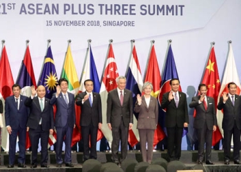 Foto de grupo de líderes  en la Cumbre de ASEAN Plus Three (APT) en Singapur, 15 de noviembre de 2018.