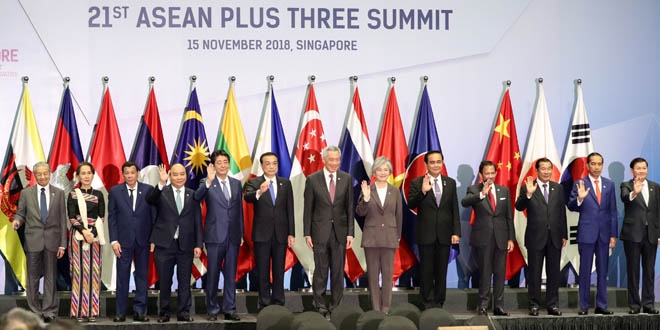Foto de grupo de líderes  en la Cumbre de ASEAN Plus Three (APT) en Singapur, 15 de noviembre de 2018.