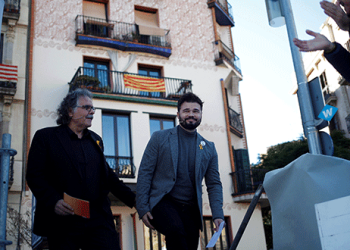 En la imagen de archivo, Gabriel Rufián (dcha), junto al también diputado de ERC en el Congreso de los Diputados español, Joan Tardá, antes de participar en un mitín en Barcelona, el 16 de diciembre de 2017. REUTERS/Jon Nazca