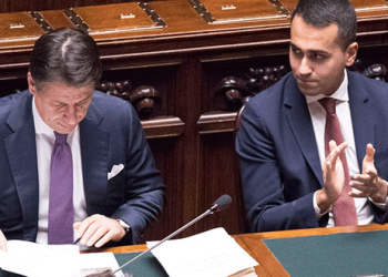 El presidente del Consejo de Ministros, Giuseppe Conte; y el viceprimer ministro italiano, Luigi Di Maio, ante la Cámara de Italia.