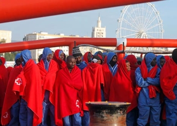 Migrantes esperan a desembarcar de un barco de rescate tras llegar al puerto de Málaga el 13 de noviembre de 2018. Foto: REUTERS/Jon Nazca