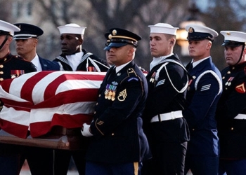 Militares llevan el ataúd del expresidente George H. W. Bush