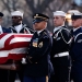 Militares llevan el ataúd del expresidente George H. W. Bush